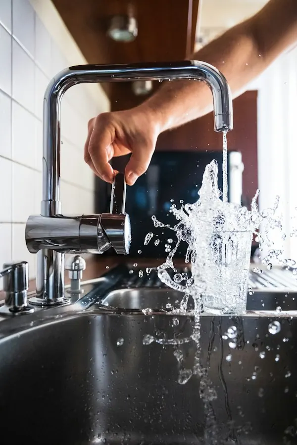 Water splashing in a kitchen sink